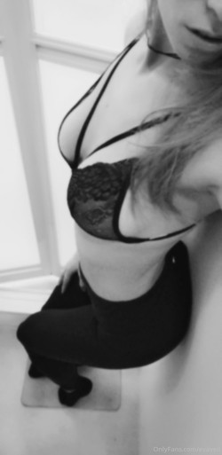 evaveil/pics/20200422-33721854-Come touch mee.jpg