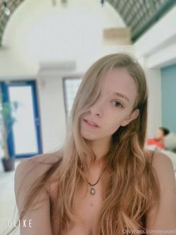 evaveil/pics/20200419-32924501-Morning ) Should I cut my hair I'm thinking a lob .jpg